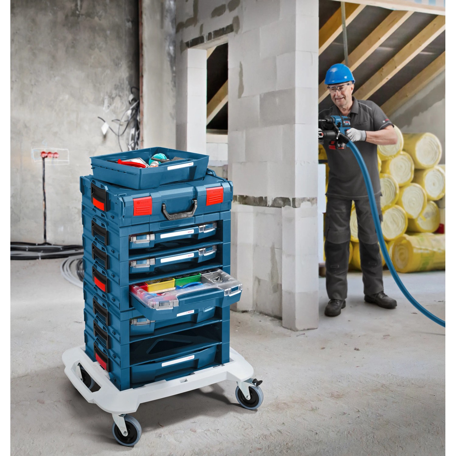 Bosch Professional i-Boxx Shelf Aufbewahrungssystem mit Werkzeug auf Rollwagen in Werkstatt.