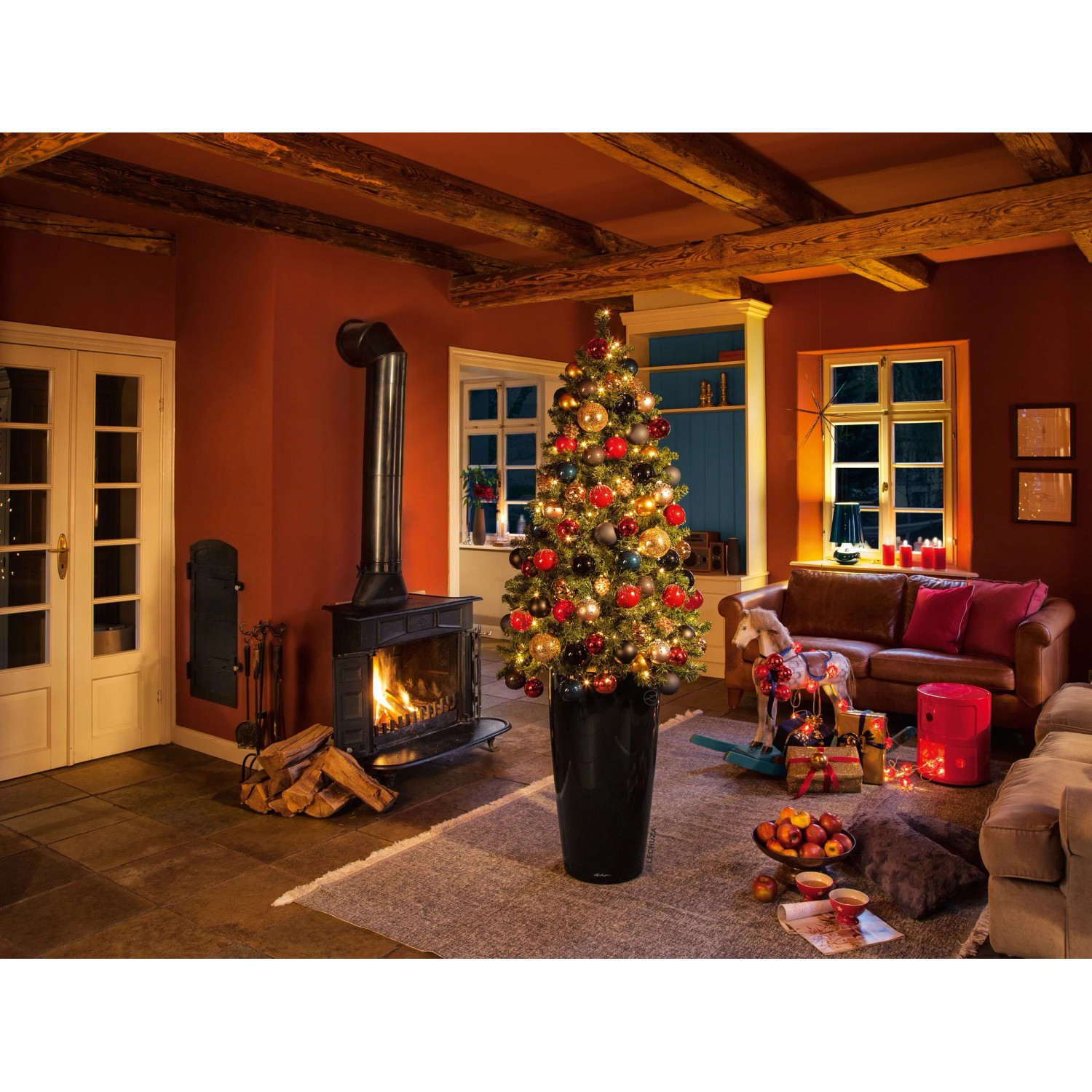 Weihnachtsbaum im schwarzen, hochglänzenden Lechuza Rondo Premium Pflanzgefäß.