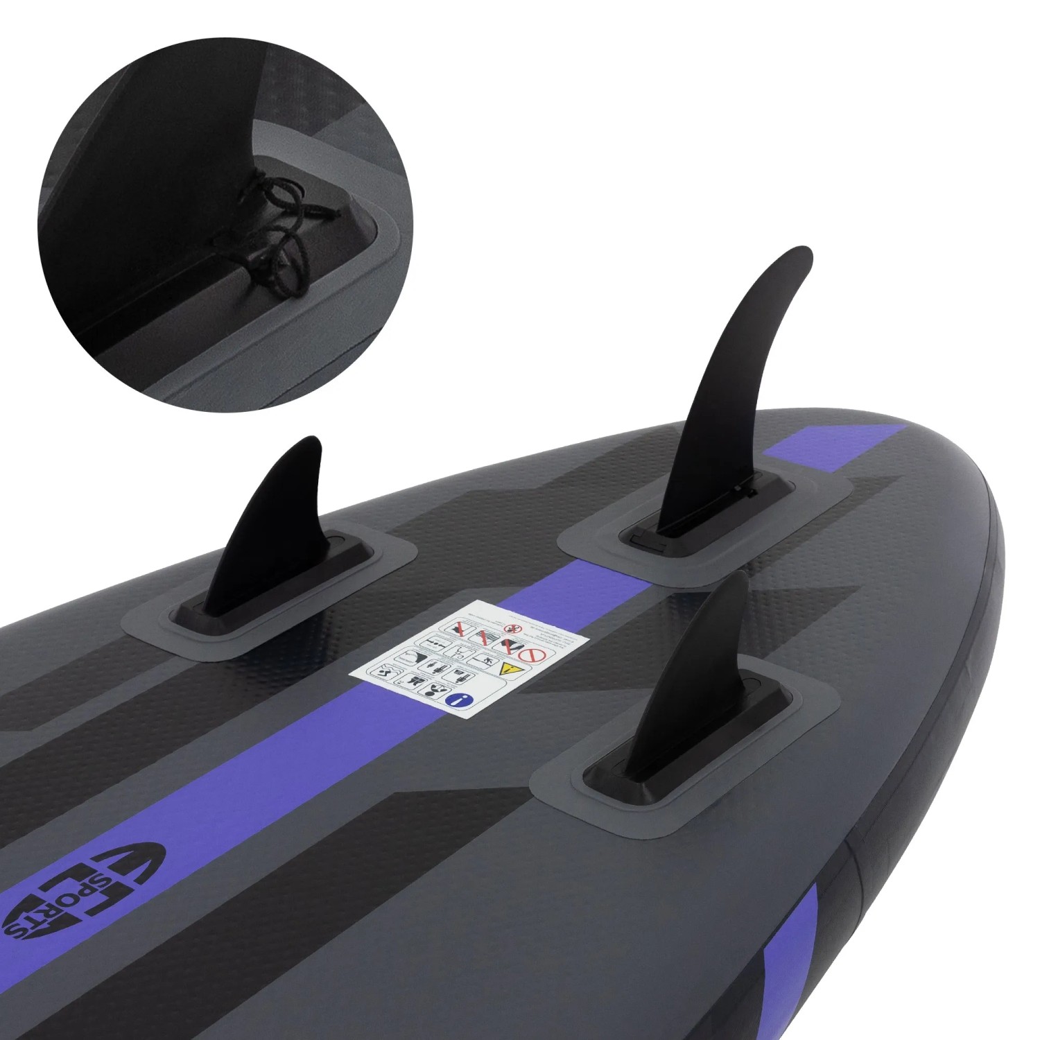 Detailansicht des schwarzen ECD Germany Stand Up Paddle Boards mit drei Finnen und Sitzbefestigung.