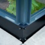 Detailaufnahme: Anthrazitfarbenes Juliana Compact 5 Gewächshaus, Ecke mit Rahmen und Glas.