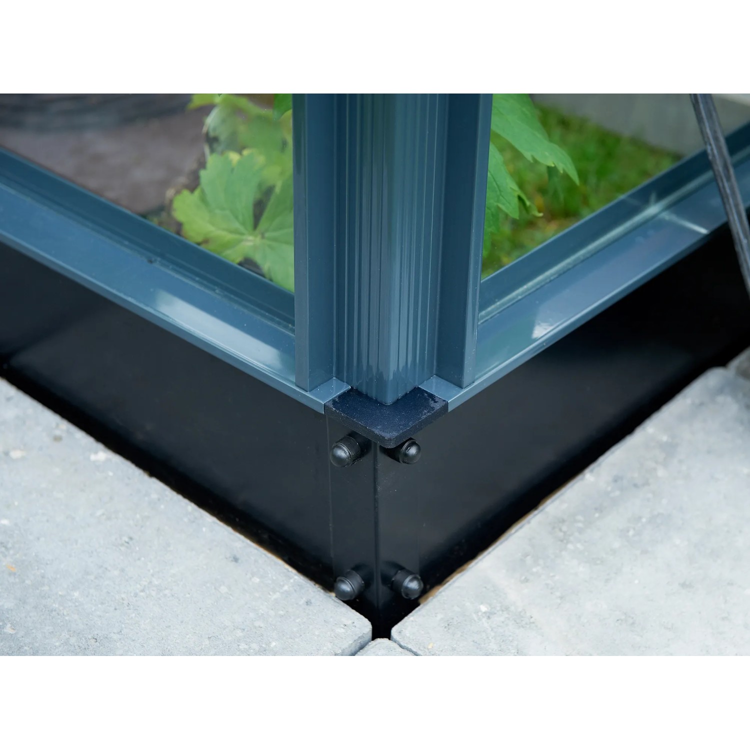 Detailaufnahme: Anthrazitfarbenes Juliana Compact 5 Gewächshaus, Ecke mit Rahmen und Glas.