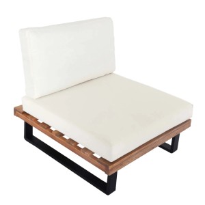 MCW Lounge-Sessel H54 mit hellbraunem Akazienholzgestell, schwarzen Metallbeinen und cremefarbenen Polstern.