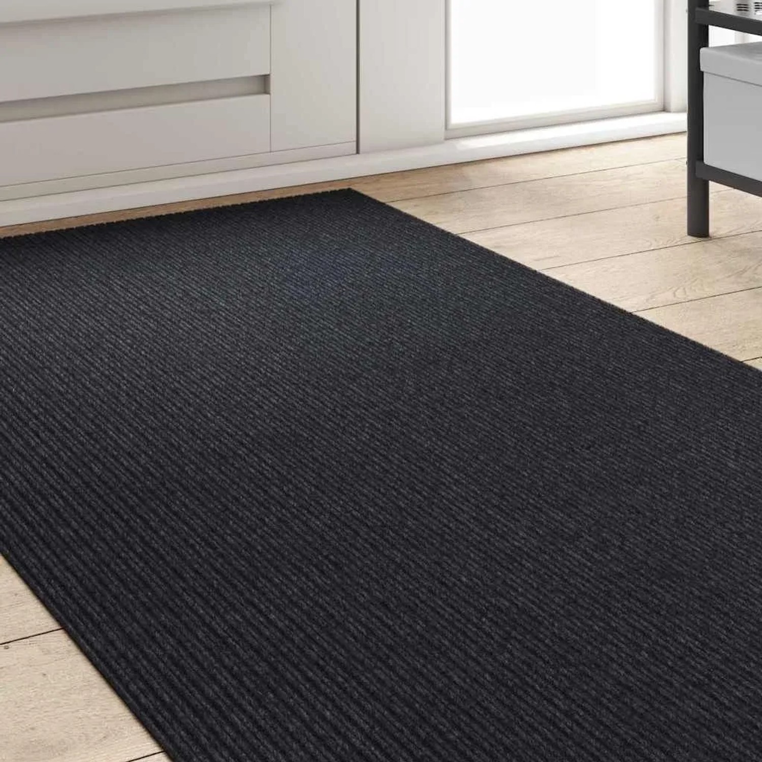 vidaXL Teppichläufer Anthrazit 80x250 cm aus Stoff mit gerippter Oberfläche auf hellem Holzboden im Flur.