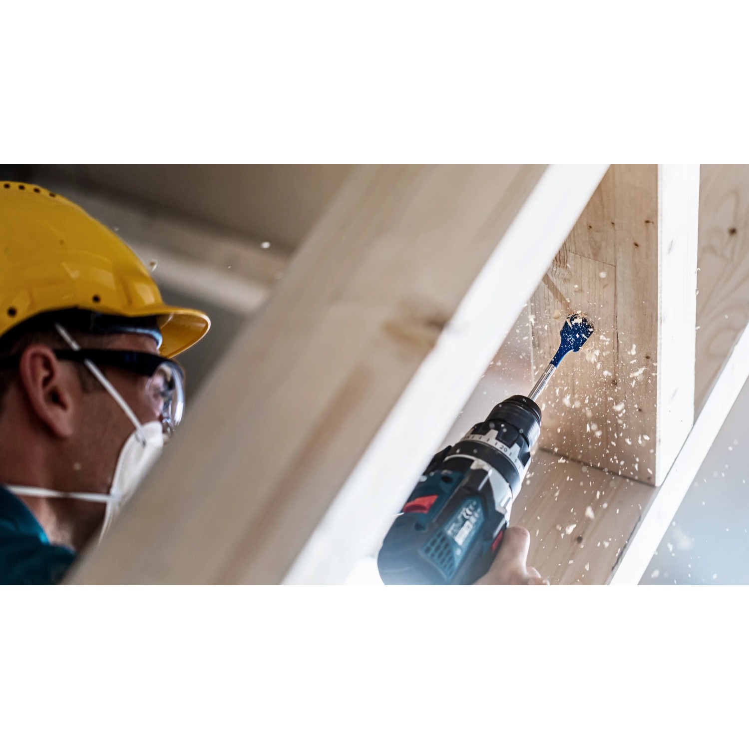 Bosch Flachfräsbohrer Expert Set im Einsatz: Handwerker bohrt Loch in Holz mit Fräsbohrer.