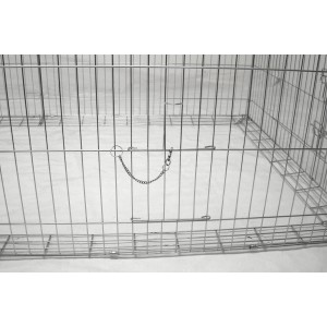 Detailaufnahme: Verzinktes Freilaufgehege mit Abdeckung und Türsicherung.