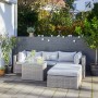 Lounge-Gartenmöbel: Modulare Olea Polyrattan Lounge-Sessel-Kombination in Sand mit hellgrauen Kissen.