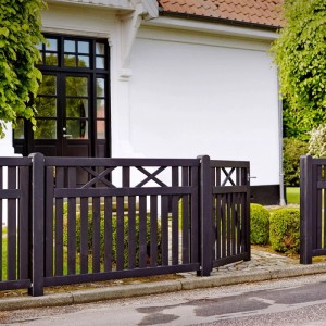 Schwarzer Nadelholz Vorgartenzaun Vinesse mit X-Muster, 150x96 cm, und offenem Tor vor einem Haus.