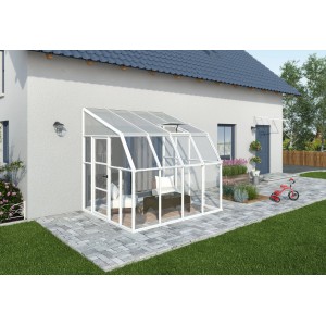 Weißes Palram Canopia Gewächshaus Sun Room (260x257cm) am Haus mit geöffnetem Dachfenster.