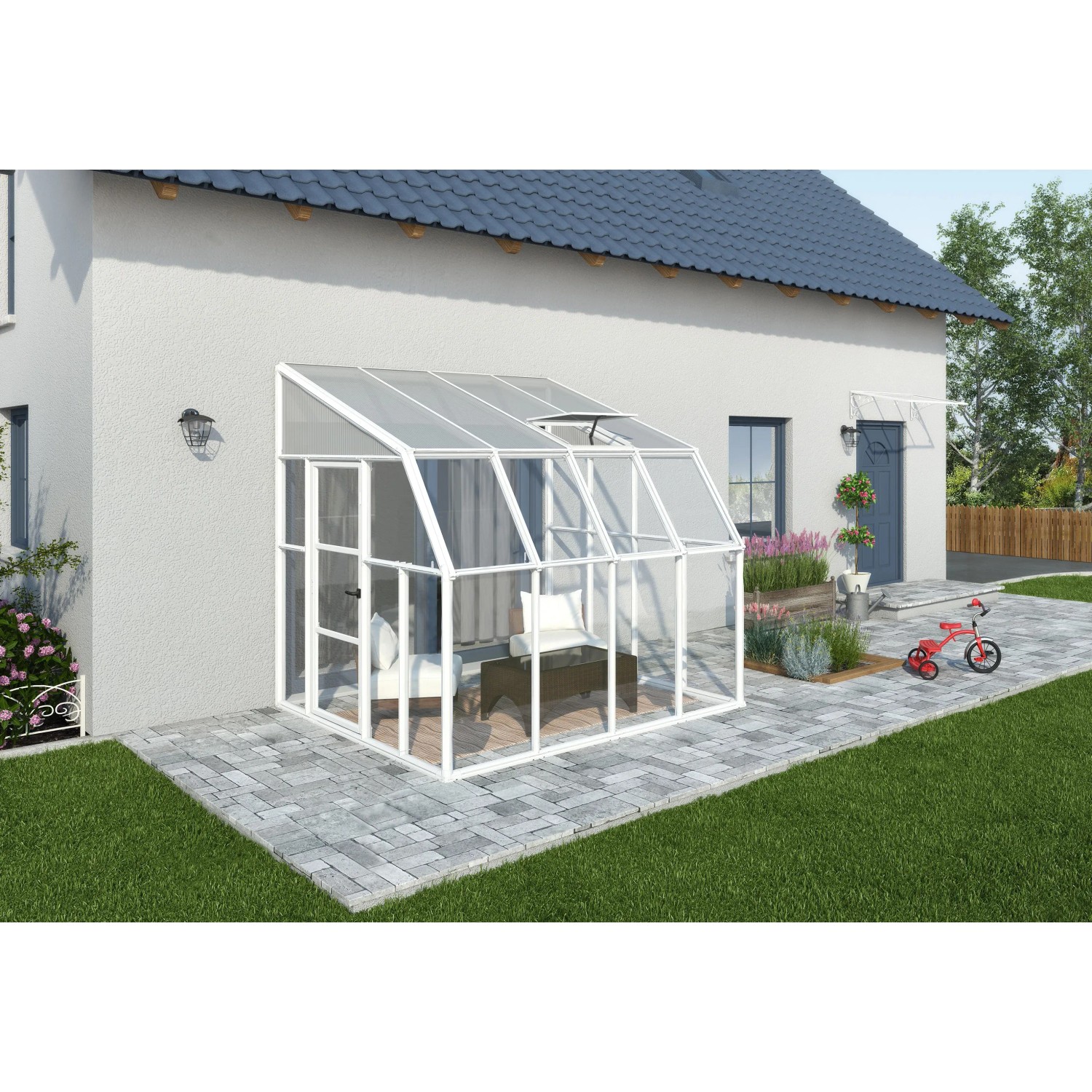 Weißes Palram Canopia Gewächshaus Sun Room (260x257cm) am Haus mit geöffnetem Dachfenster.
