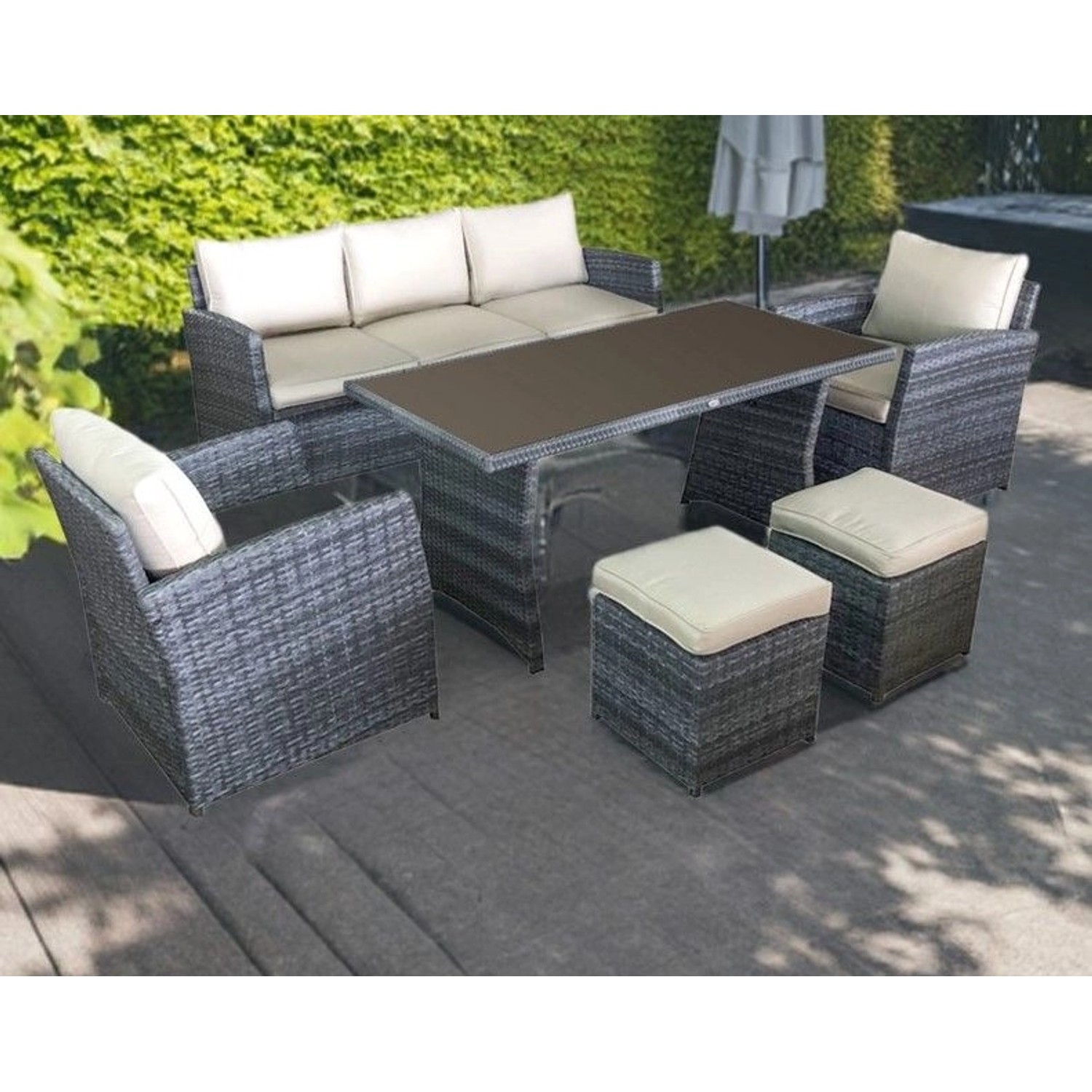 Graues 7-teiliges Rattan Gartenmöbel Lounge-Set Havanna mit Tisch, Sofa, Sesseln und Hockern.
