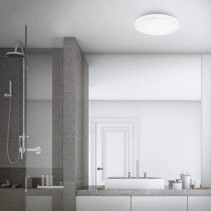 Weiße Briloner LED Deckenleuchte mit Sternenhimmel-Effekt im Badezimmer.