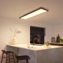 Philips Hue Aurelle LED-Panel, 120x30 cm, in Schwarz, montiert in moderner Küche.