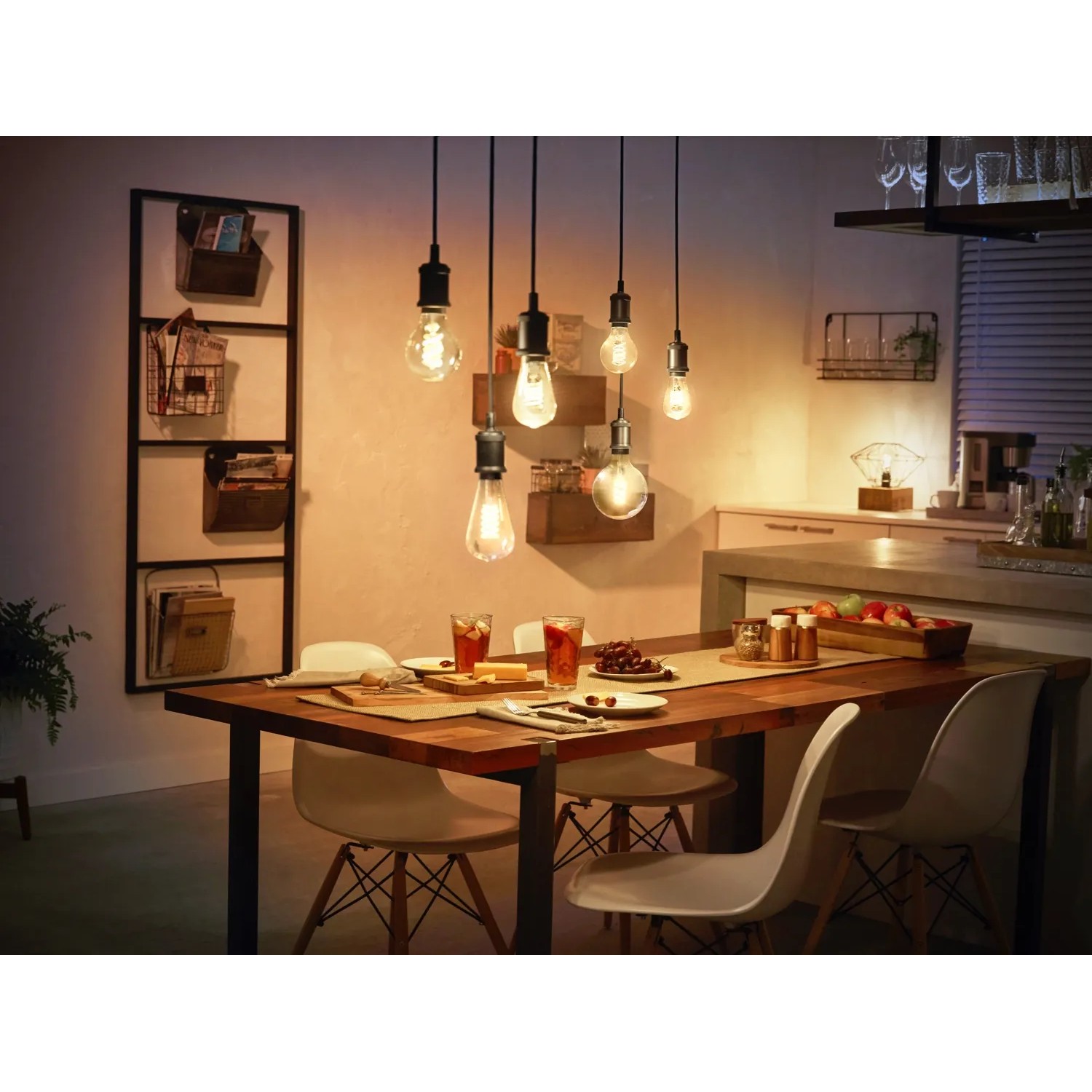 Philips Hue Filament Leuchtmittel E27 G93 über Esstisch, warmweißes Licht.