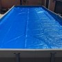 Blau schimmernde Summer Fun Pool Solarfolie auf Rechteckpool, Luftpolsterstruktur.