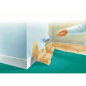 Tesa Easy Cover Abdeckpapier mit Malerband in Braun beim Abdecken einer Ecke vor Farbspritzern.