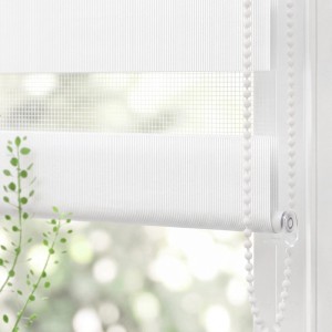 Weißes SALCAR Doppelrollo mit transparenten und blickdichten Streifen am Fenster, Seitenzug für regulierbaren Sichtschutz.