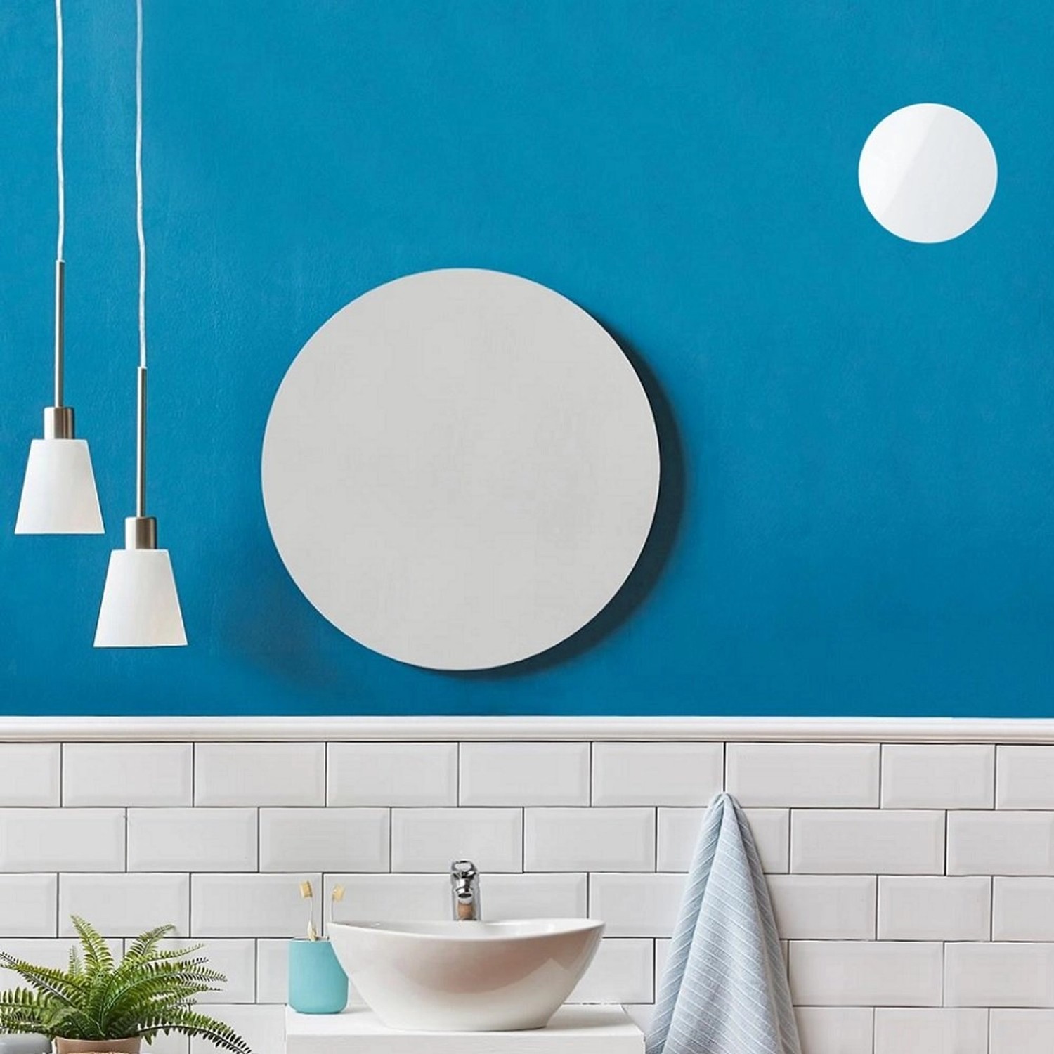 VLANO Badlüfter SIMPLE Round 125 Timer, runde, weiße Front, montiert im Badezimmer.