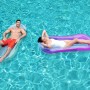 Zwei Personen entspannen auf einer Bestway Aqua-Lounge Wasserhängematte im Pool.