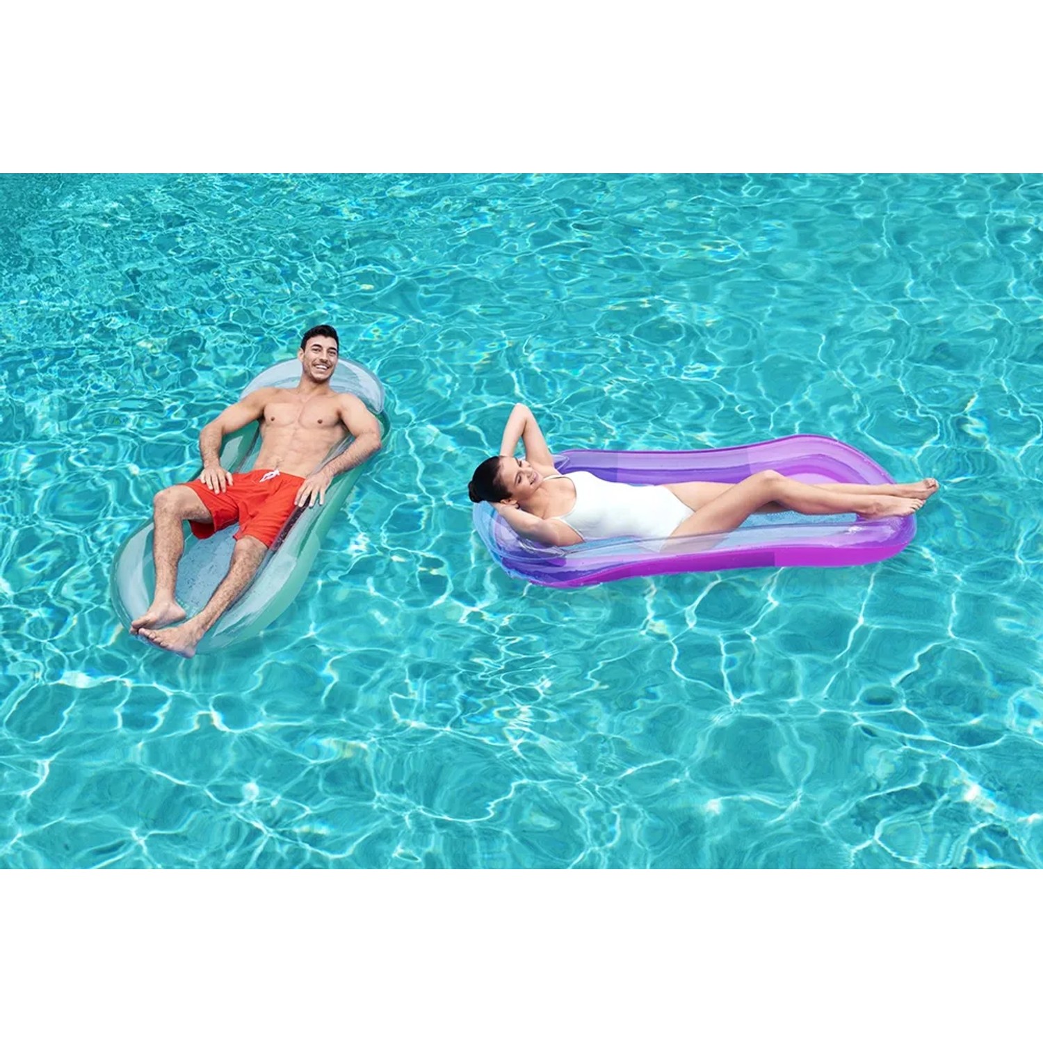 Zwei Personen entspannen auf einer Bestway Aqua-Lounge Wasserhängematte im Pool.