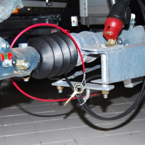 Las Fangseil mit Haken, 1 m, rot ummantelt, montiert am Autoanhänger.