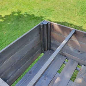 Graues Promadino Balkon-Kräuterbeet aus Holz auf Beinen, geeignet für den Balkon.