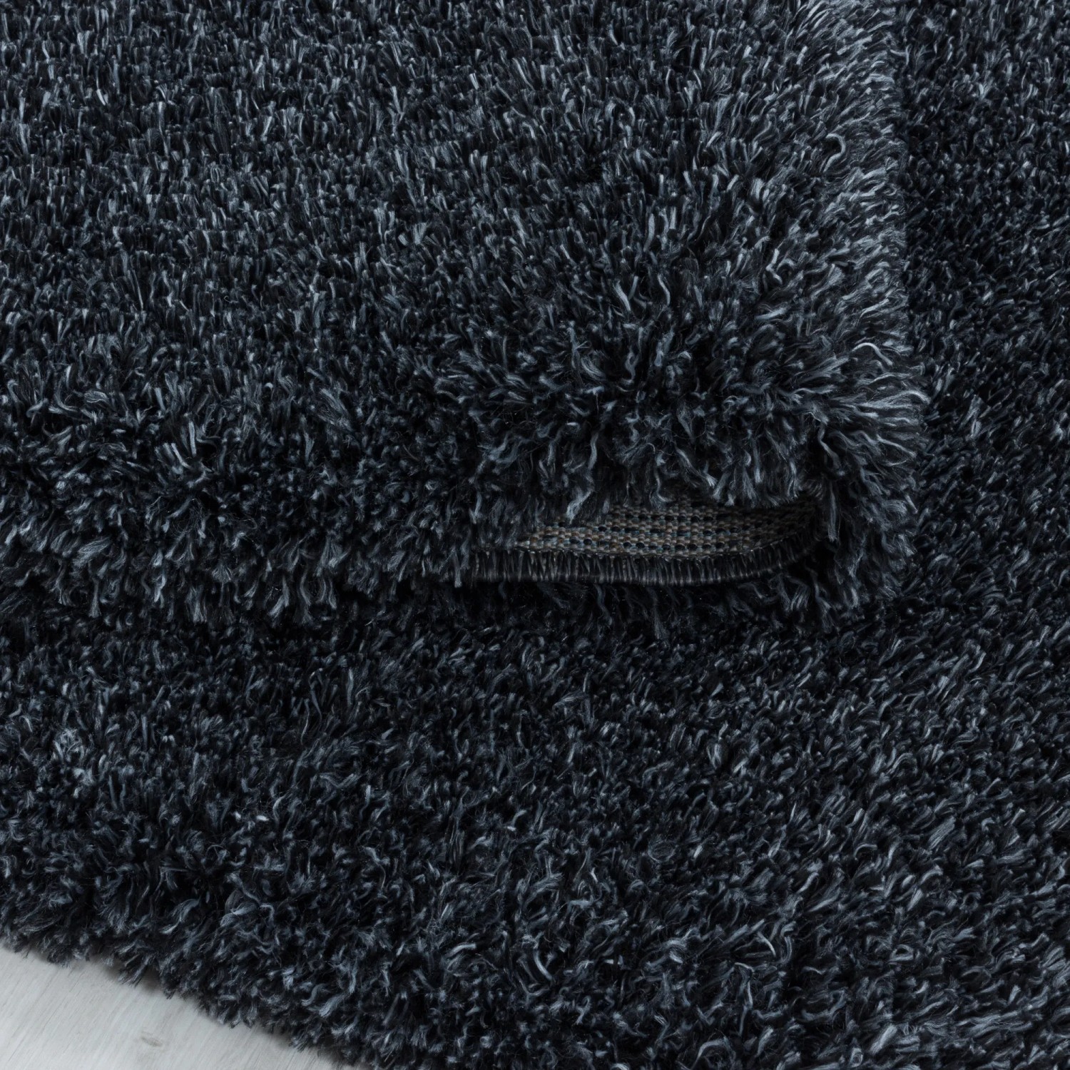 Ayyildiz Hochflorteppich Fluffy 3500 in Anthrazit, Detailansicht des weichen Shaggy-Flors.