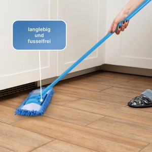 Blauer Bestlivings Bodenwischer mit Mikrovelour Chenille Bezug im Einsatz auf Holzboden.