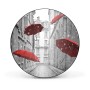 Runde, schwarze Magnettafel mit Motiv roter Schirme in regnerischer Gasse. Wanddekoration.