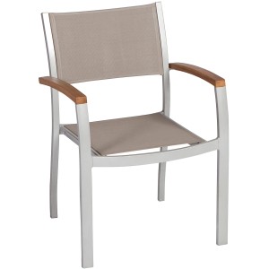 Moderner Gartenstuhl Naxos mit Aluminiumgestell, Textilbespannung und Armlehnen aus Akazienholz.