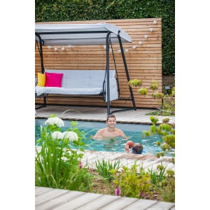 Summer Fun Sandfilteranlage im Garten mit spielenden Kindern im Pool.