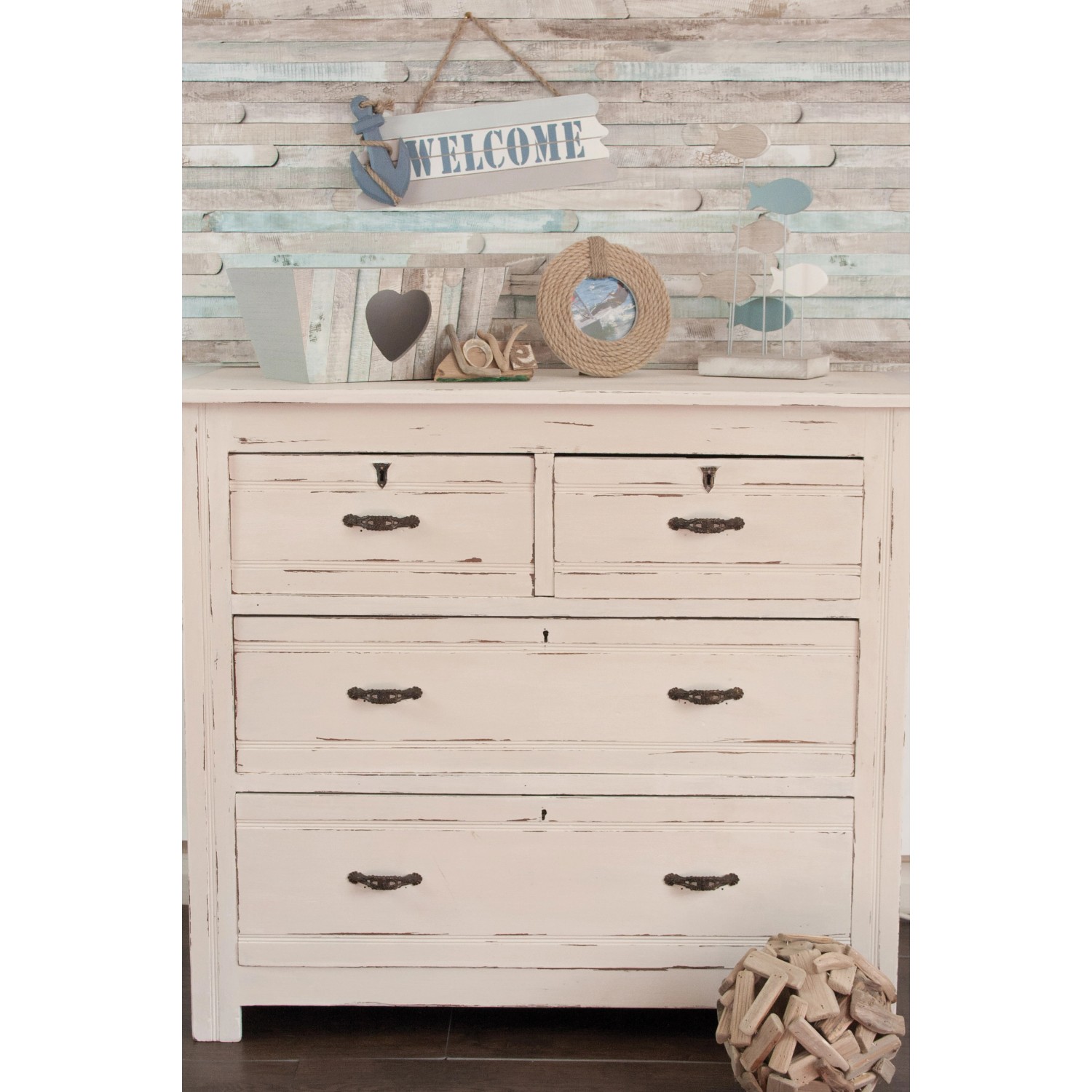 d-c-fix Klebefolie Rio Ocean auf Kommode, maritime Deko im Hintergrund.