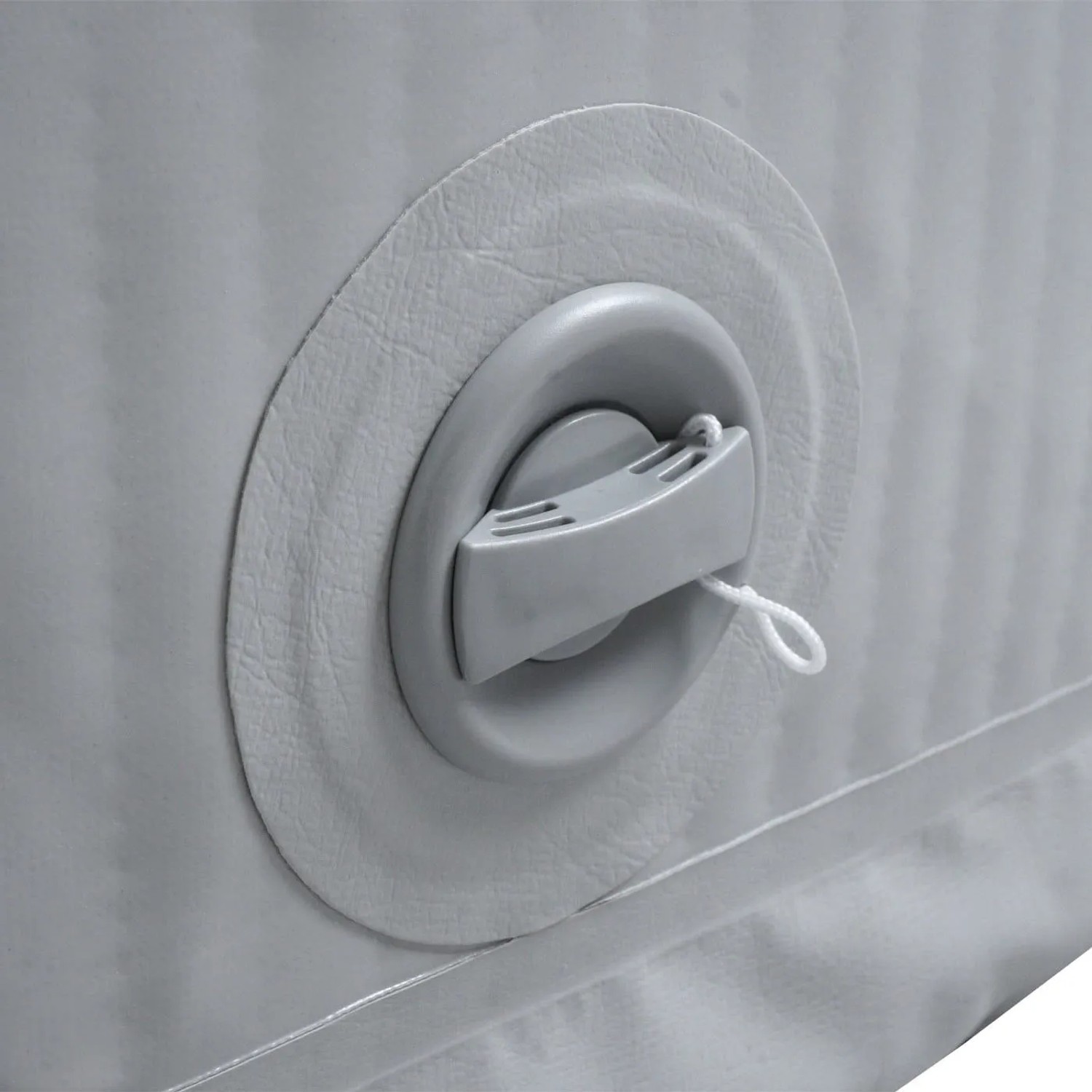 Detailaufnahme: Aufblasventil des grau-weißen MCW Whirlpools N97.