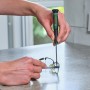 Anwendung: Frau repariert Brille mit Bosch Präzisions-Schraubendreher.