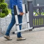 Zusammengeklappte Aluminium Teleskopleiter, 11-stufig, für den einfachen Transport.