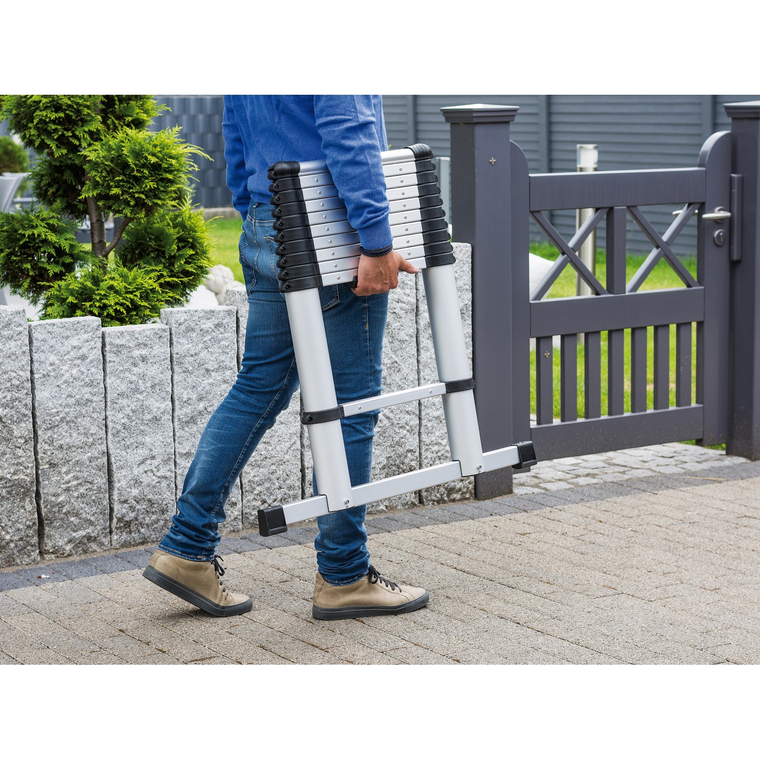 Zusammengeklappte Aluminium Teleskopleiter, 11-stufig, für den einfachen Transport.