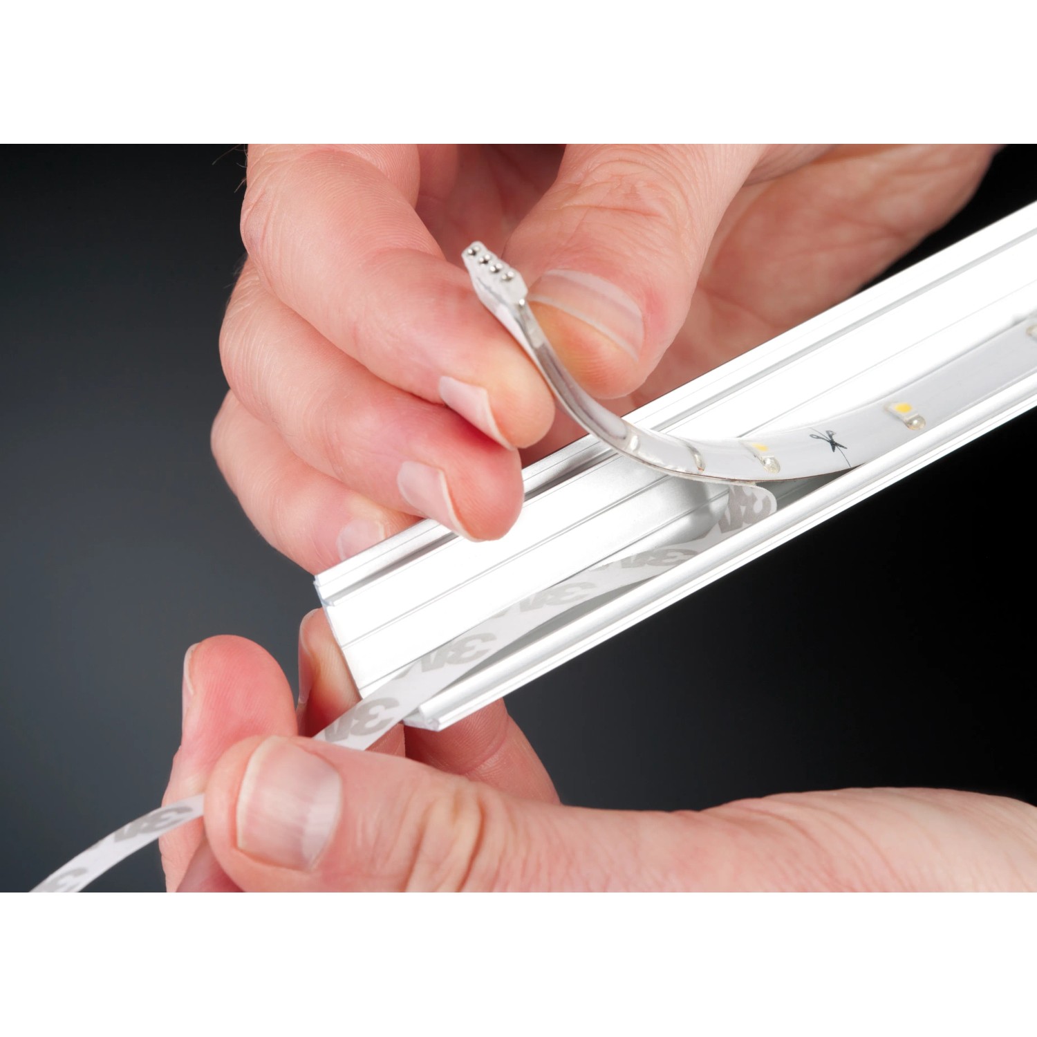 Paulmann Delta Profil mit LED-Streifen wird in ein Aluminiumprofil mit Diffusor eingesetzt.