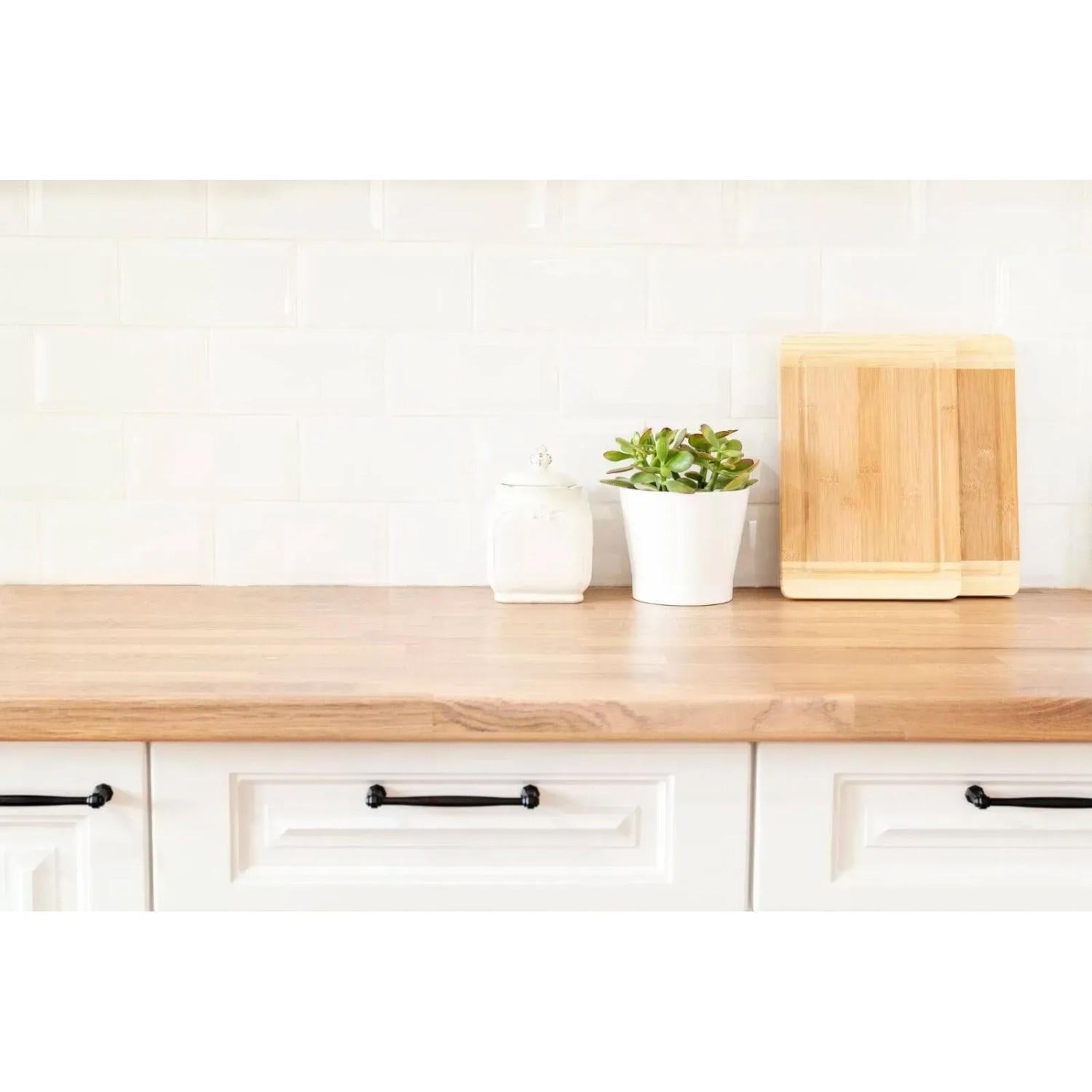 Holzarbeitsplatte mit Schneidebrett, Pflanze und Dose. Contura Klarlack für lebensmittelechte Oberflächen.