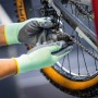 Hände reinigen Fahrradkette mit LUX Tankhandschuhen (Größe 10). Arbeitshandschuhe mit Nitrilbeschichtung.