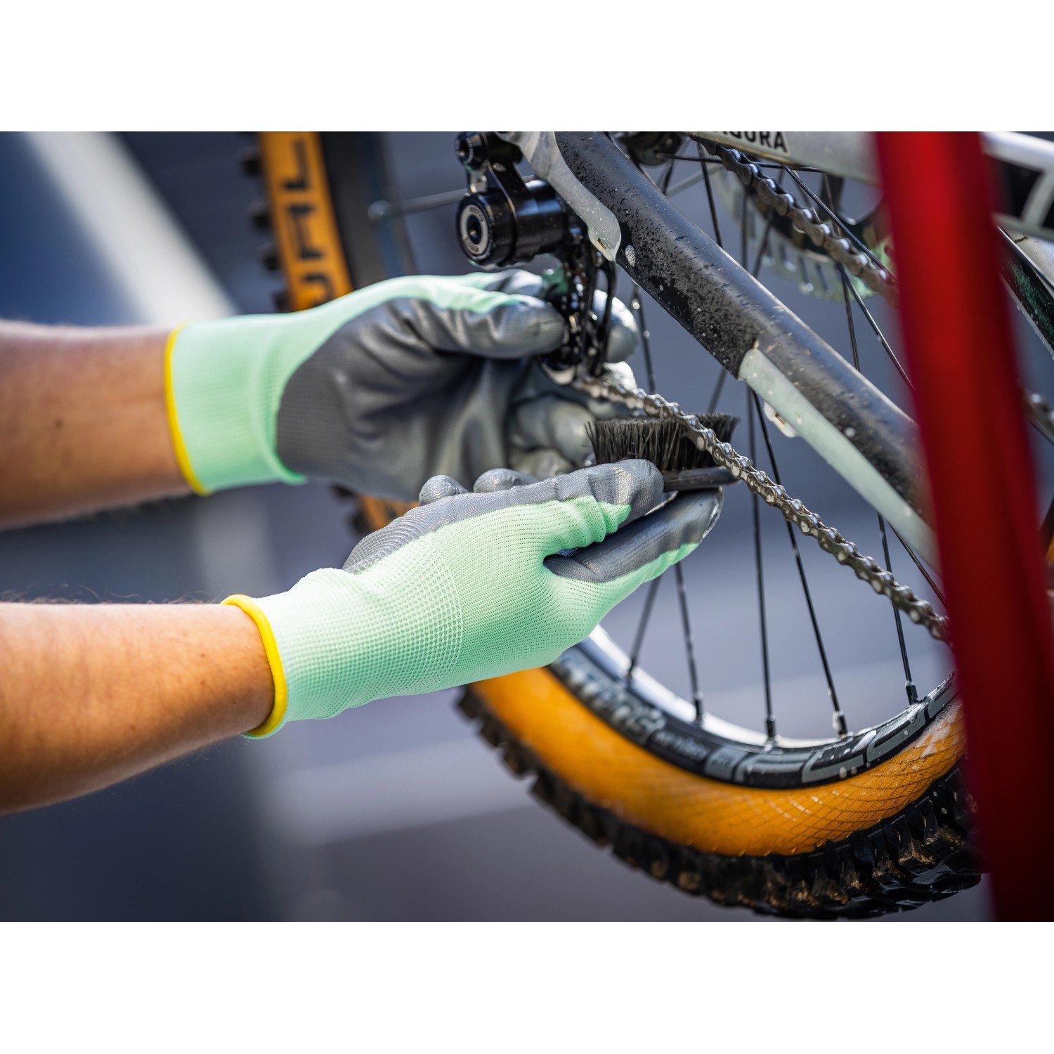 Hände reinigen Fahrradkette mit LUX Tankhandschuhen (Größe 10). Arbeitshandschuhe mit Nitrilbeschichtung.