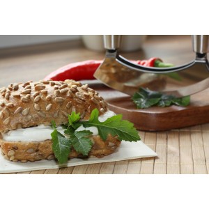 Brötchen mit Blu Wasabi-Rucola, Frischkäse und Kräutermesser auf Holzbrett.