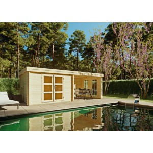 Unbehandeltes Kiehn-Holz Gartenhaus KH 44-013 (600x300cm) neben Pool im Garten.