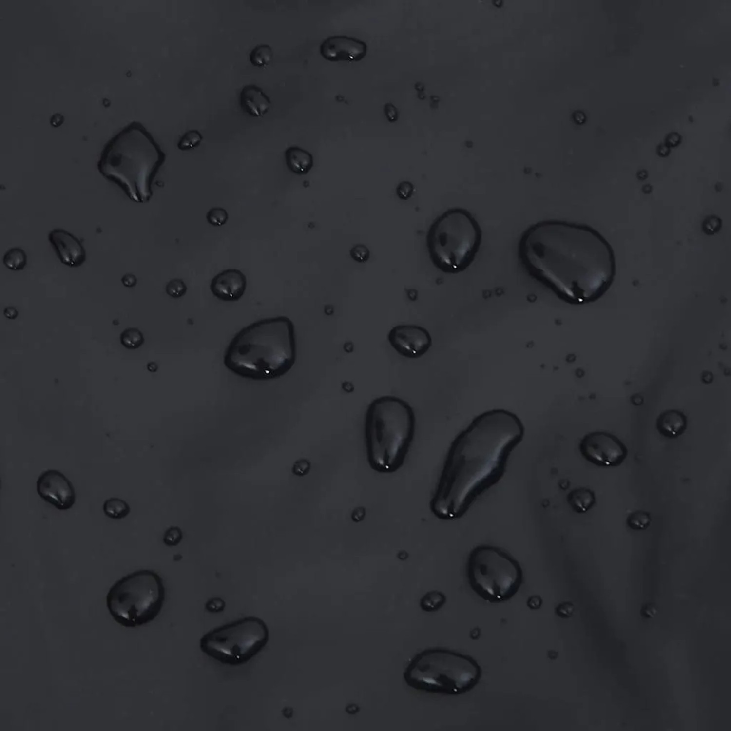 Detailaufnahme: Schwarze, wasserdichte Wathose mit Wassertropfen.