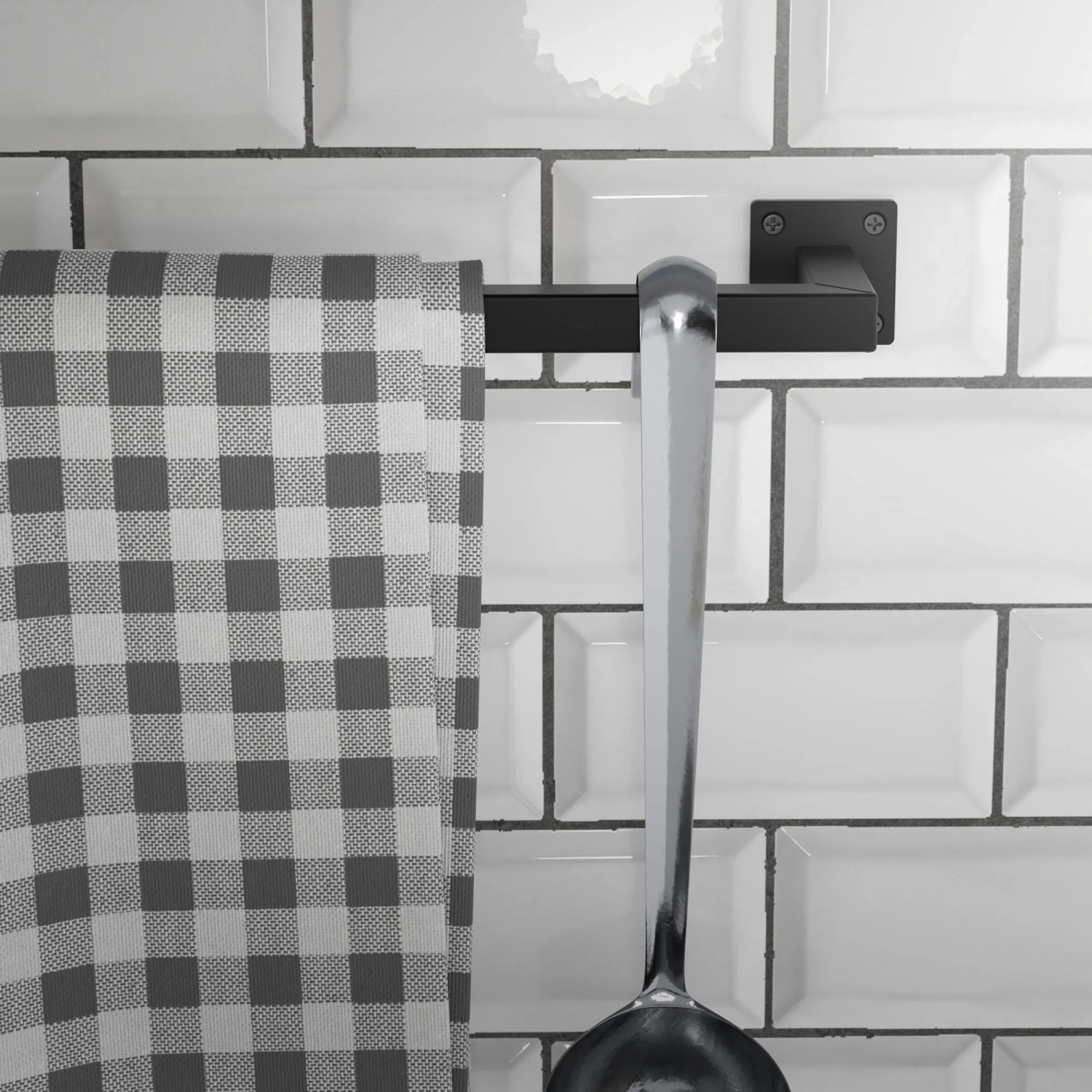 ML-Design 3er Set Kleiderstange Übereck, schwarz, mit Tuch und Kelle an weißer Wand.