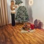 Künstlicher Weihnachtsbaum Nagano mit Schnee, 150 cm, wird aufgebaut.