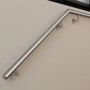 Gebürsteter Edelstahl Handlauf 120 cm mit Halterungen, an heller Wand montiert. Ideal für Treppen und Rampen.