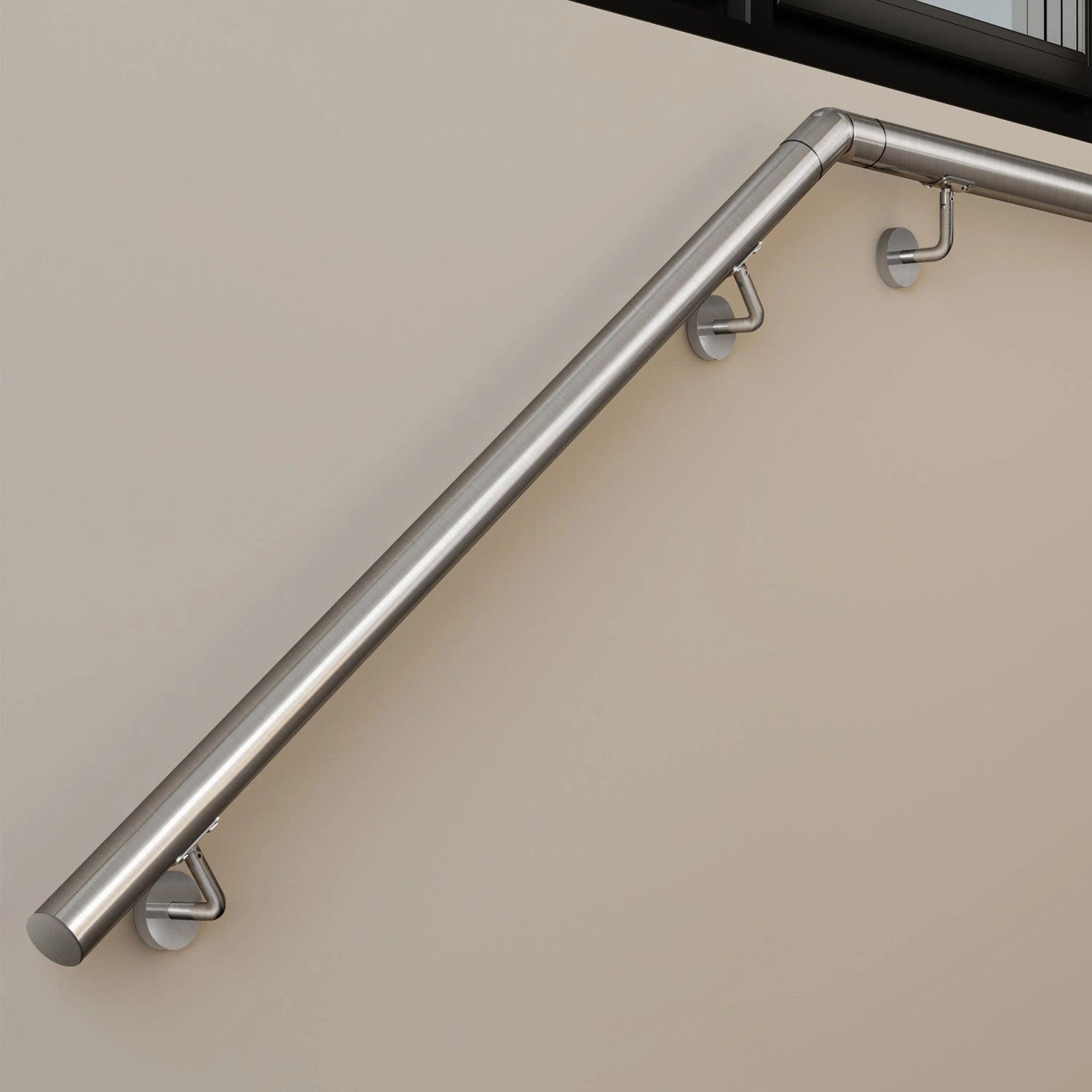 Gebürsteter Edelstahl Handlauf 120 cm mit Halterungen, an heller Wand montiert. Ideal für Treppen und Rampen.