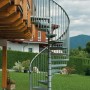 Feuerverzinkte Minka Außenspindeltreppe Rondo Zink Plus, Durchmesser 160 cm, im Garten.