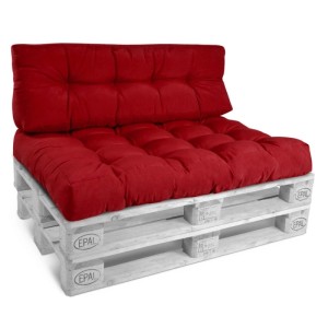 Rotes Paletten-Rückenkissen mit stilvollen Heftungen auf einer Paletten-Sitzgelegenheit. Ideal für Garten & Terrasse.