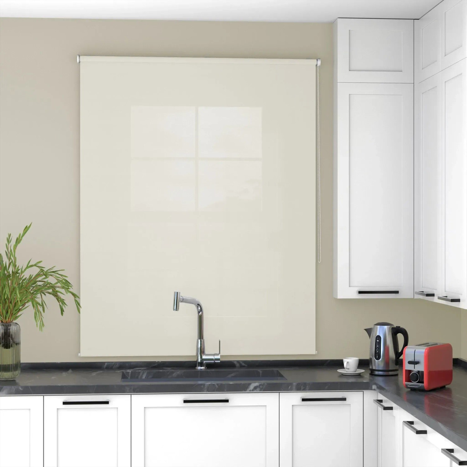Beiges Tageslicht-Rollo 50x150 cm in einer modernen Küche über dem Spülbecken, ideal als Sichtschutz am Fenster.
