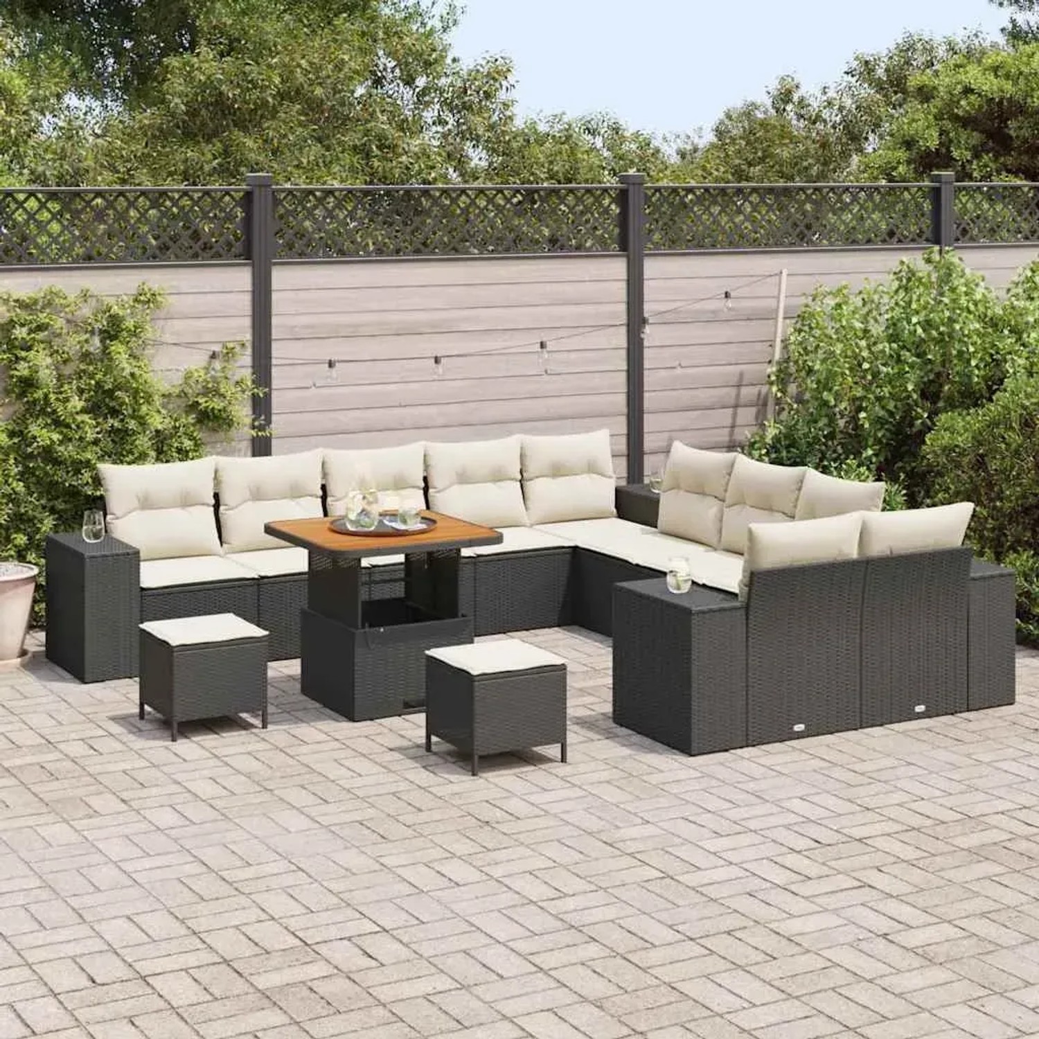 Schwarzes 13-teiliges vidaXL Garten-Sofa-Set aus Poly Rattan mit höhenverstellbarem Tisch.